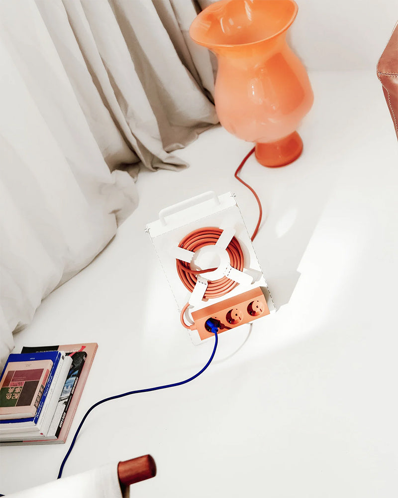 Cable stand Pearl Ledningsholder i pulverlakeret stål fra Pedestal, kabel og strømstyring til power bar